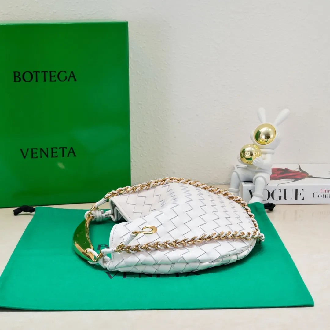Batch 1860 Bv2024 early spring new product ⛓️Chain SARDINE 💙 Upgraded chain shoulder strap ⛓️ Chic and high-end, showing the fashion taste of urban women! Metal handles and classic weaving are combined together to perfectly integrate art and elegance. Through exquisite craftsmanship, new sardine-shaped handles are cast, and the brass material is the finishing touch. Each handle has a unique light-floating effect. The top-grade sheepskin material is woven to create a half-moon-shaped bag body, which has a fleshy touch and satisfies the preferences of those who pay attention to details. It is the most outstanding fashionable item for any occasion! 💕 Size: 33x20x4, Model: 6768#